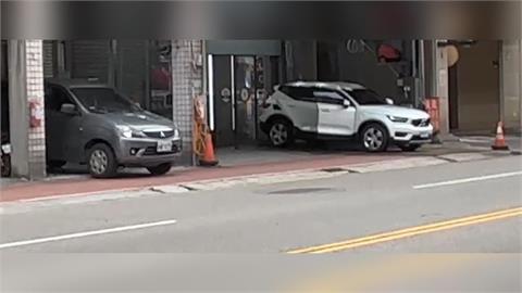 桃園民眾控「車停家門口被開單」　員警嗆：沒錢買停車位就不要停
