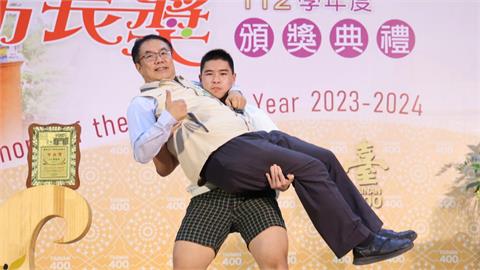 "市長陪你拍"創意多　小學生一把揹起黃偉哲