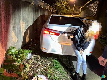 快新聞／扯！女毒駕開車停路旁打盹被關心竟逃離　警破窗逮人搜出「喪屍煙彈」
