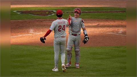 MLB(影)／最會挑戰主審好球帶的捕手！費城人「真木頭」再見翻盤創大聯盟紀錄