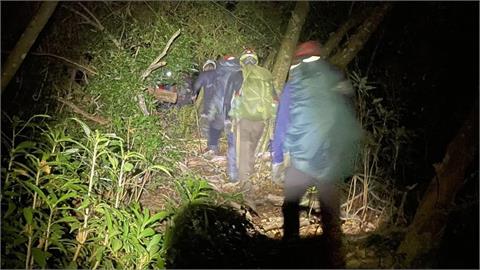 快新聞／暗夜馳援！屏東「舊好茶部落」集體食物中毒　消防局爬山救人