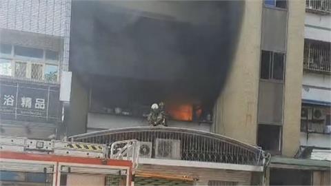 台南老舊公寓火警4人送醫　其中1人嚴重灼傷