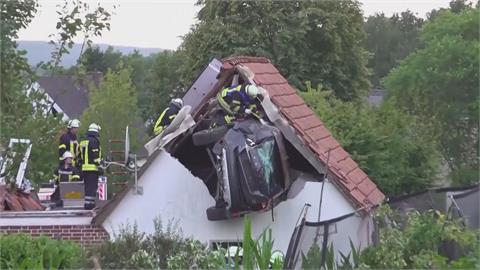 德國西部小鎮離奇車禍　汽車行駛間撞飛穀倉3米高