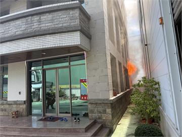 快新聞／驚！台南安南工廠祝融　2大1小一度受困陽台幸獲救