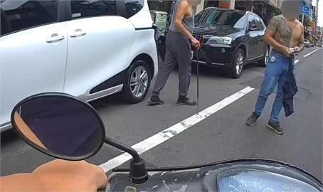 毒嫌拒絕盤查竟脫上衣逃跑　好心民眾「借機車」助警逮人