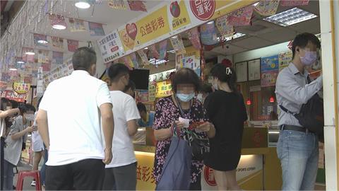 刮刮樂「號碼槓龜」客人丟路邊！店家見「1玄機浮現」搖頭了：錯失30倍獎金