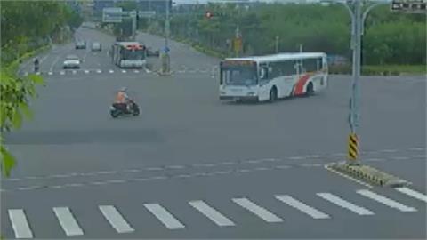 恐怖車禍 ! 騎士疑闖紅燈撞左轉公車 