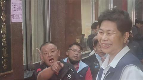 屏東慈鳳宮董監事改選搶登記順序爆口角　警察到場關切