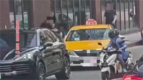 開口要2千被拒狠踹又砸車　男子掐脖上演全武行