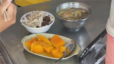 芒果盛產！ 火雞肉飯老闆現切芒果　免費招待客人