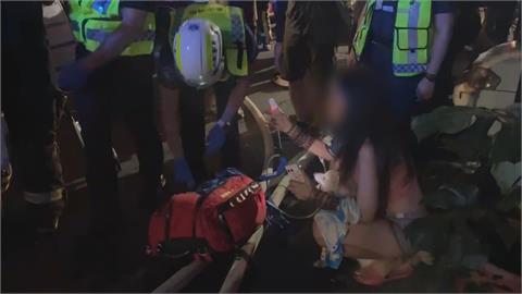 台中透天厝清晨竄火！　消防破門架梯救出1人1狗