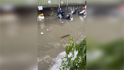 豪雨像用倒的！龜山多戶民宅淹水　居民控鐵路地下化工程是主因