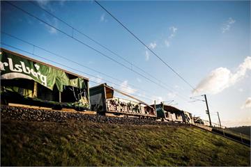 丹麥火車意外6人死亡 傳因遭對向列車防水布打到