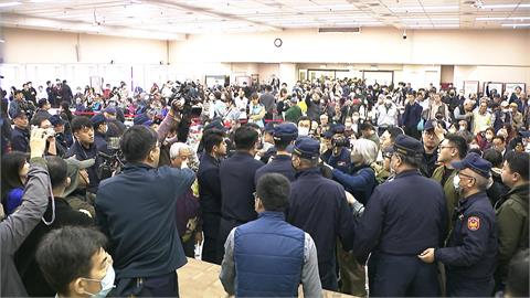 反對社子島區段徵收！　自救會翻桌陳抗與警對峙