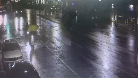高雄男「撐傘單手騎機車」　遭直擊還邊抽菸民眾看傻