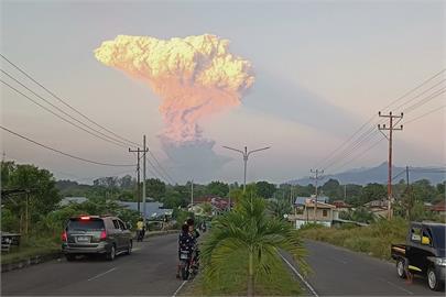 快新聞／旅客注意！印尼「勒沃托比山」再爆發　火山灰直衝萬米高空