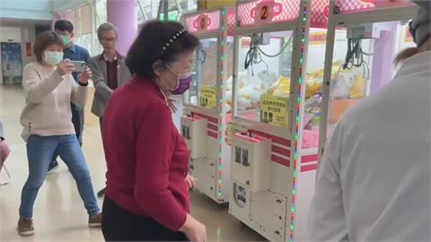 嘉義市銀髮族免費夾娃娃機活絡筋骨　樂齡學會盼推廣全台各縣市