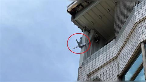 遙控模型飛機失控墜毀！　 猛砸民宅鐵皮遮陽棚破大洞