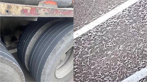 快新聞/國1成「鐵釘天堂路」?沒綁好貨物害慘後方聯結車 輪胎慘狀曝光