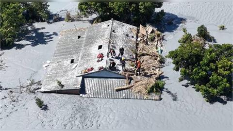 快新聞／空拍畫面曝光！堰塞湖溢流下游房屋遭泥沙掩埋　6歲女童成功獲救
