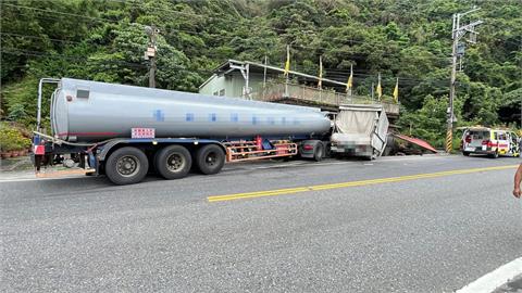 宜蘭頭城槽罐車撞貨車衝民宅　1駕駛受困、2人送醫