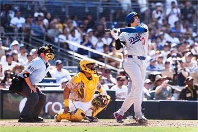 MLB(影)／主場球迷挑釁！大谷翔平開轟後「做這事」回敬  道奇點亮封王數字