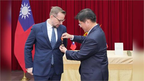 快新聞／頒贈捷克駐台代表史坦格「特種外交獎章」　林佳龍：感謝4年深耕台捷友誼