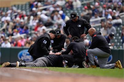 MLB(影)／一壘審意外遭強襲球擊中頭提前退場　剩3裁判撐完剩下比賽