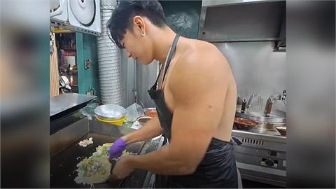 基隆60年蚵仔煎老店爆紅　猛男廚師大秀舞蹈吸客