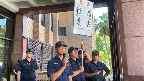 快新聞／小草北檢外「違法集結挺柯」　警方舉牌要求散場