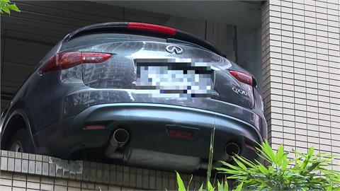 抬頭嚇傻！66歲翁撞爆停車場欄杆　轎車遭撞「半懸空」險象環生