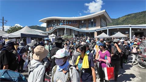 花蓮光復志工湧入　災民拉布條感謝「鏟子英雄」