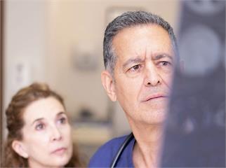 抗癌成功18年後  他「咳嗽帶血絲」竟HPV陽性口咽癌二度敲門