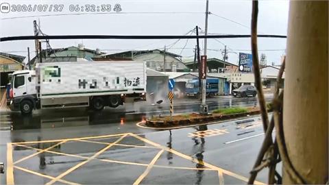 貨車撞電桿！毒駕駕駛「身體狂抖」　往草叢丟喪屍煙彈欲滅證