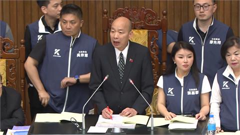 藍委護韓國瑜坐上主席台　鍾佳濱趁表決占領再爆衝突