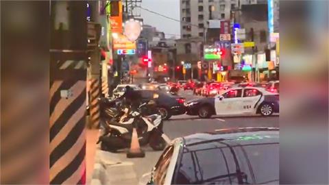 快新聞／砰砰！桃園通緝男拒檢猛撞養生館　警開26槍逮人「搜出2把鎮暴槍」