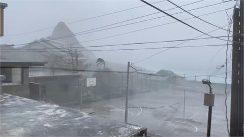 楊柳暴風圈觸陸！蘭嶼電線被吹歪「狂風暴雨畫面曝」當地人嘆：願大家平安