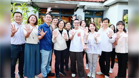 卸任後魅力依舊！蔡英文走遍地方　民眾巧遇激動落淚喊：台灣媽祖婆