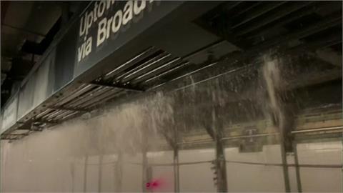 紐約地鐵水管破裂 曼哈頓時報廣場慘淹