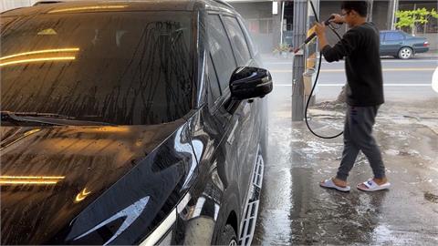 過年洗車需求量大增！　自助洗車場「專人代洗」搶商機