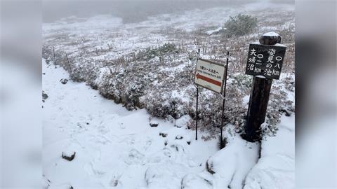 日本首波初冠雪來了！　北海道旭岳「一夕轉白」好驚喜