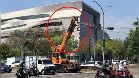 還在放假？台中吊車吊臂未收　勾號誌電纜線　攔腰折斷