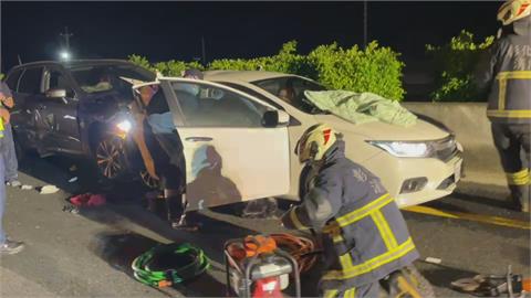 國道爆胎釀3車連環撞　 4友同車2人慘死！