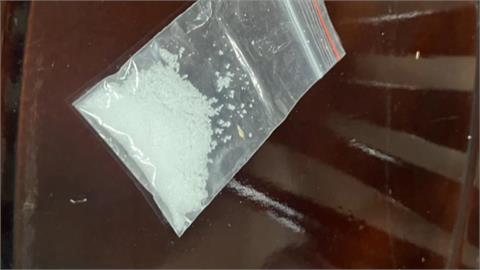 財神未到警察先到! 賭客帶「過運鹽」盼好運 警上門攻堅賭場