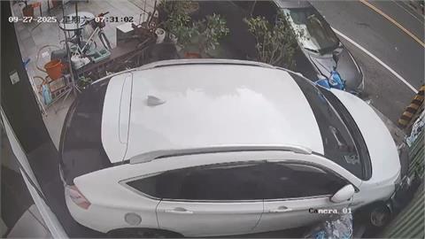 高雄駕駛邊開車邊吃　車輛失控直衝民宅　撞擊1車波及3機車