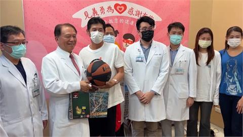 苗栗「正義哥」護童遭刺傷順利出院　啦啦隊女神檸檬驚喜探望