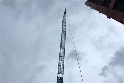 快新聞／萬華果菜市場改建工地　吊車吊臂慘遭雷擊3工人受傷