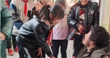 殘疾拾荒男每月資助12歲女孩上學　如今她突過世！他悲喊：心像刀割