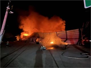 大園區倉儲狂燒8小時 近百名消防漏夜搶救 