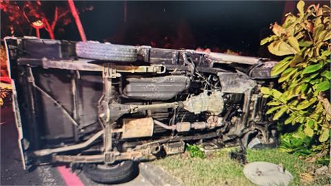 屏東８旬老翁逆向拒檢！　加速逃離自撞分隔島翻車身亡